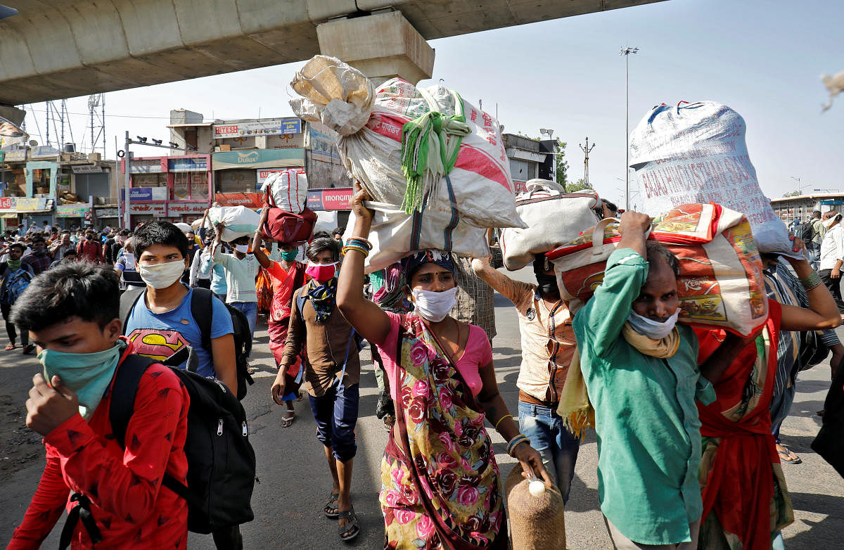 Migrant workers carrying their belongings walk in Chhattisgarh (Reuters Photo)