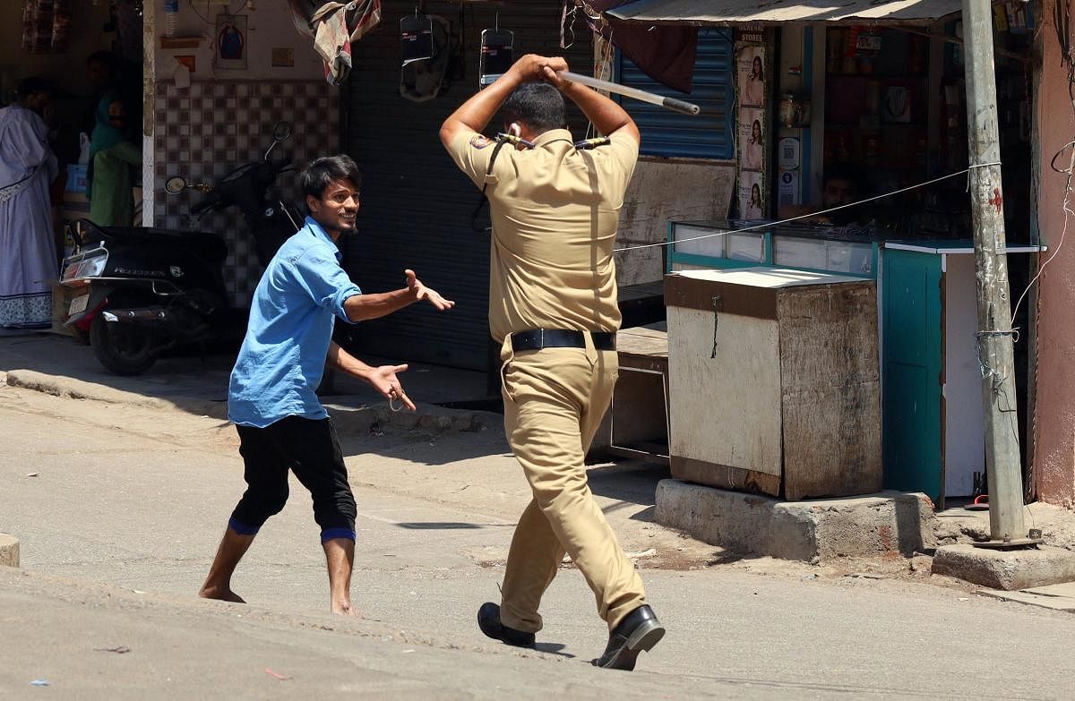 : Policeman baton charge an offender flouting nationwide lockdown imposed by the government, in the wake of coronavirus pandemic, in Thane, Wednesday, April 1, 2020. (PTI Photo)