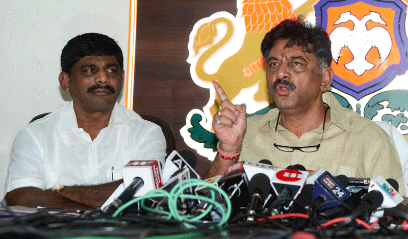 Congress MP D K Suresh(left), on Wednesday, claimed that the Central agencies had reposed an offer to his brother, Karnataka Minister D K Shivakumar, to jump ship and join the BJP. (DH File Photo)