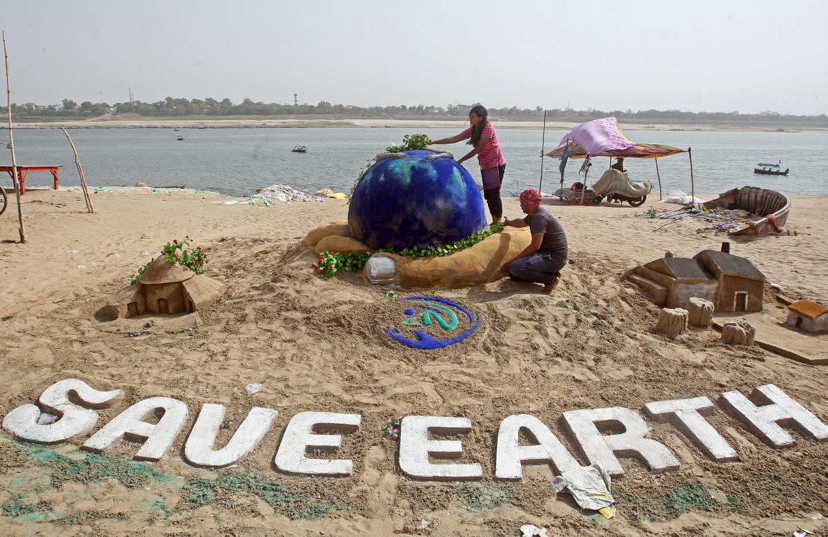 Students make a sand sculpture on the Earth Day, on the banks of the river Yamuna in Allahabad. Reuters. 
