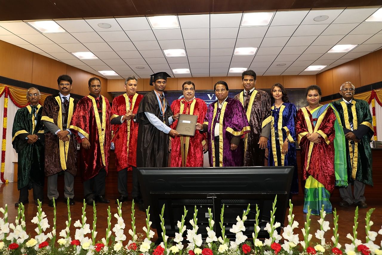 Union Transport Minister Nitin Gadkari presenting Post-Graduate degree to a student at the 34th convocation of the Vellore Institute of Technology (VIT) on Saturday. VIT Chancellor Dr G Viswanathan is also seen (DH Photo)