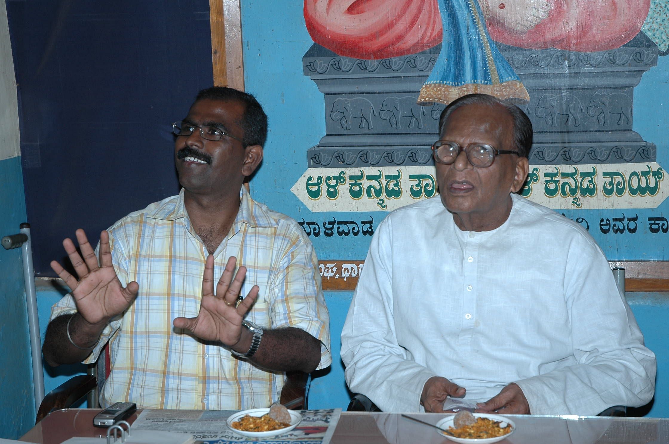 IAS officer Manivannan With Patil Puttappa. (DH Photo)