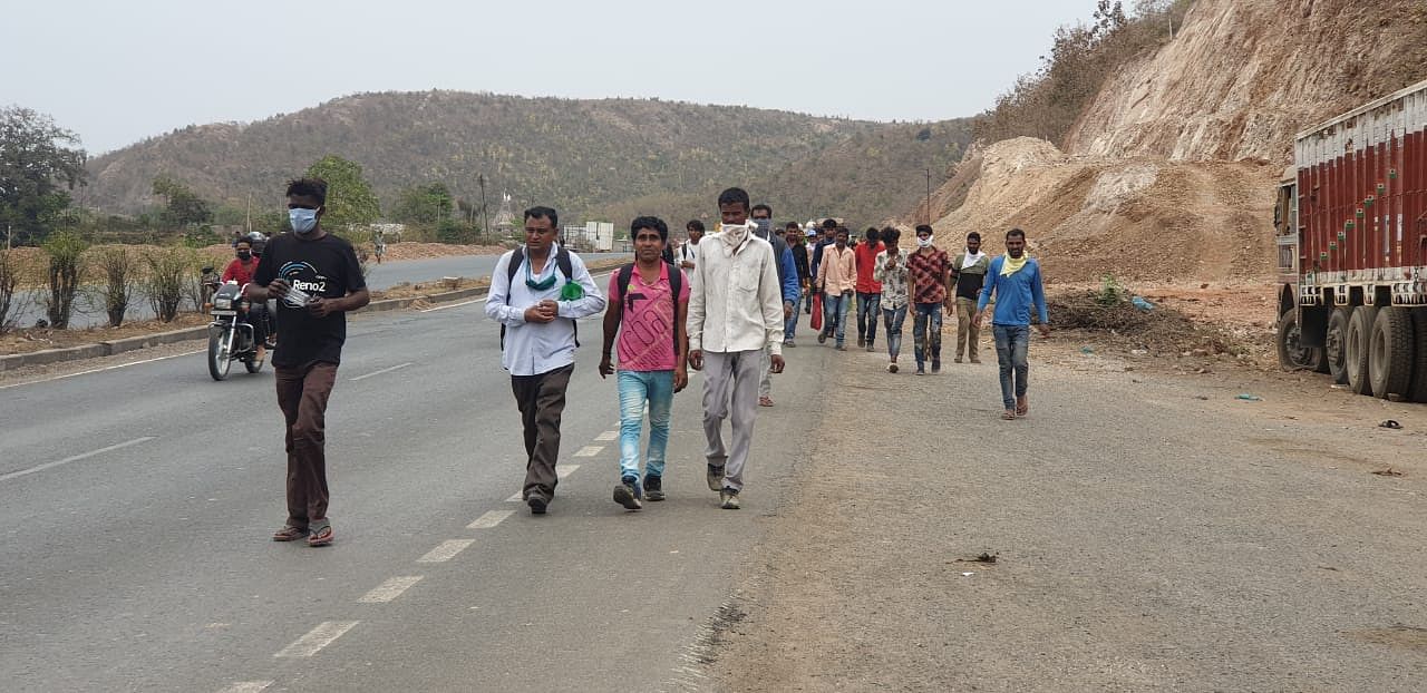 On Wednesday, a group of around 40 to 50 workers were left puzzled when district administration tried to detain them as they were defying the complete lockdown. (Credit: DH Photo)