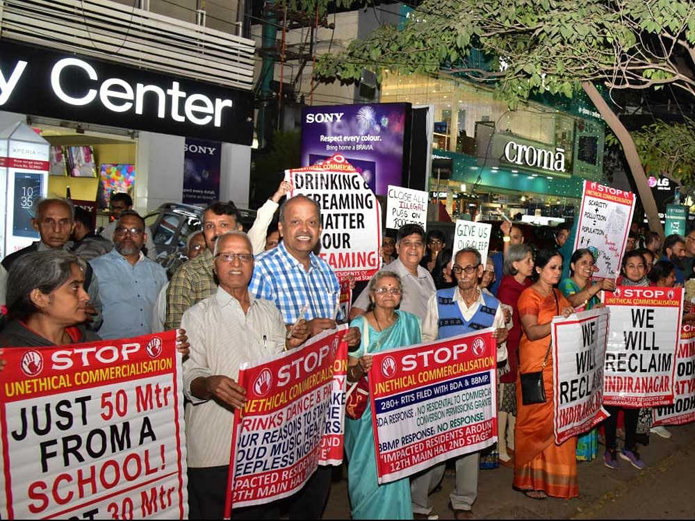 Indiranagar residents protesting against illegal rooftop bars. DH photo. 