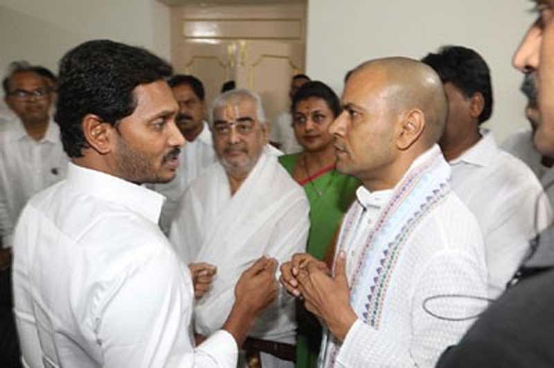 AV Ramana Deekhsitulu (centre) with CM-elect YS Jaganmohan Reddy and TTD EO Anil Kumar Singhal in Tirumala on Wednesday. DH photo