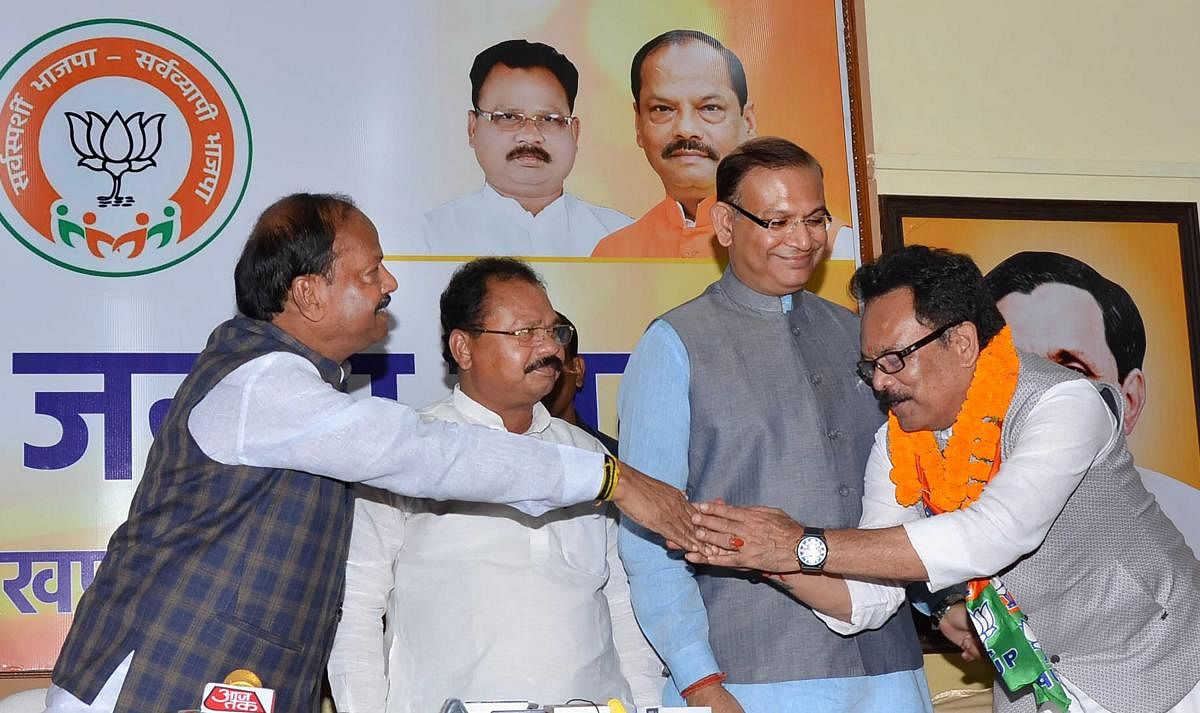  Jharkhand Chief Minister Raghubar Das shakes hand with Congress MLA Sukhdeo Bhagat after the latter joined BJP during 'Milan Samaroh' programme, in Ranchi, Wednesday, Oct. 23, 2019. (PTI Photo)