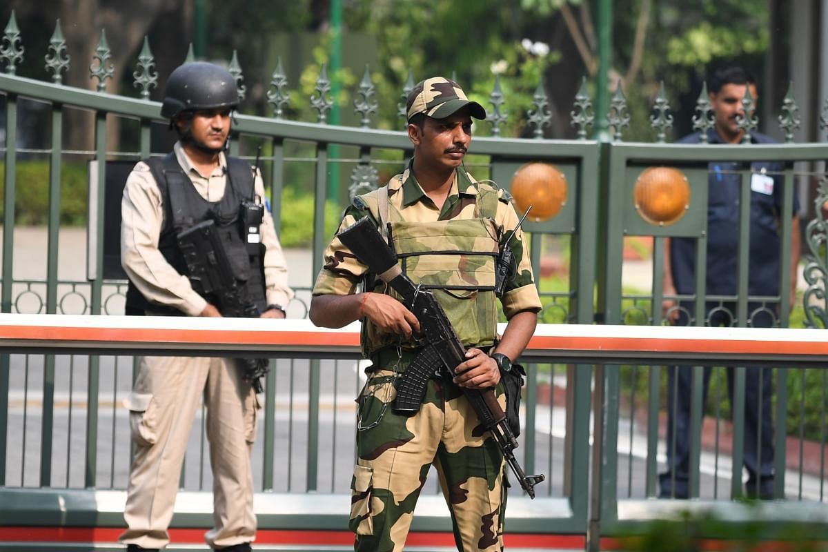 Security personnel stand guard at a gate of the Indian prime minister's house in New Delhi on August 5, 2019. - Authorities in Indian-administered Kashmir placed large parts of the disputed region under lockdown early August 5, while India sent in tens of thousands of additional troops and traded accusations of clashes with Pakistan at their de facto border. (AFP)
