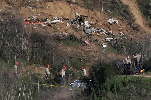 Sherriffs and officials investigate the helicopter crash site of NBA star Kobe Bryant in Calabasas, California, U.S., January 27, 2020. (Credit: Reuters Photo)