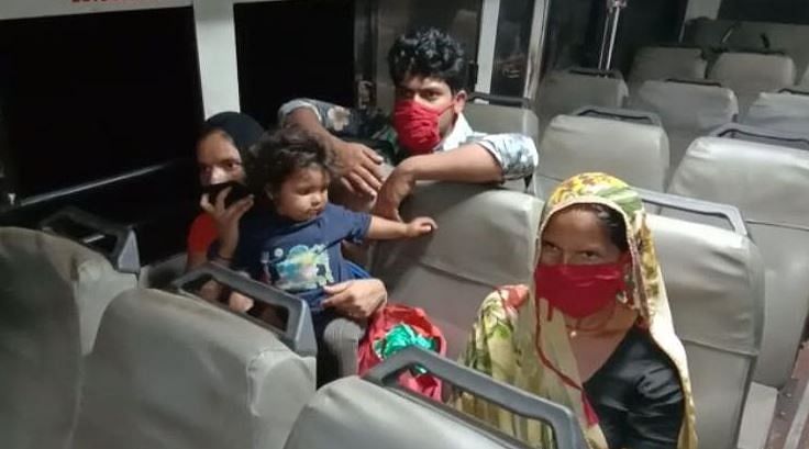Migrant laboubers taken in bus from Gujarat to Madhya Pradesh (DH Photo)