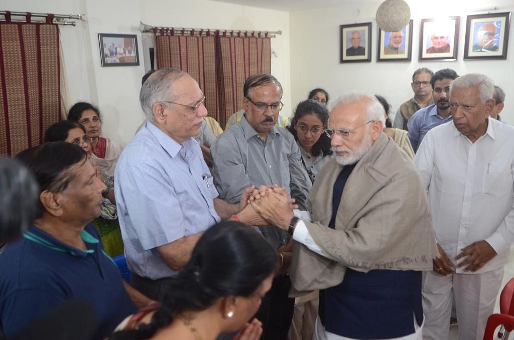 Prime Minister Narendra Modi console Ananth Kumar's close friend and family doctor Dr Srinath of Shankara hospital. (DH Photo)