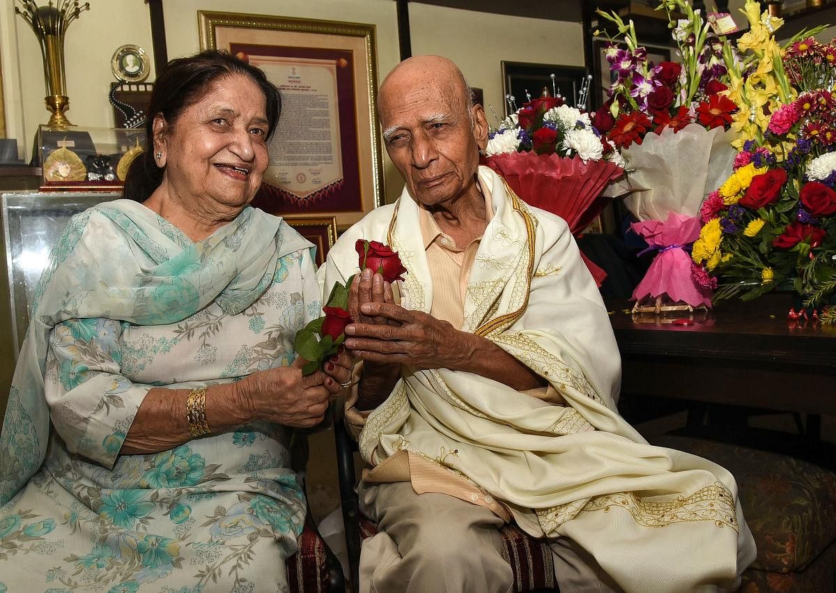 Indian Bollywood music director and background score composer Mohammed Zahur Khayyam (R), better known as Khayyam, poses for photographs along with his wife and singer Jagjit Kaur (L) during his 92nd birthday celebration at his home in Mumbai on February 18, 2019. (Photo by STR / AFP)