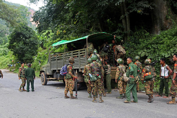 Myanmar army soldiers queue to climb into a vehicle. (Reuters photo)