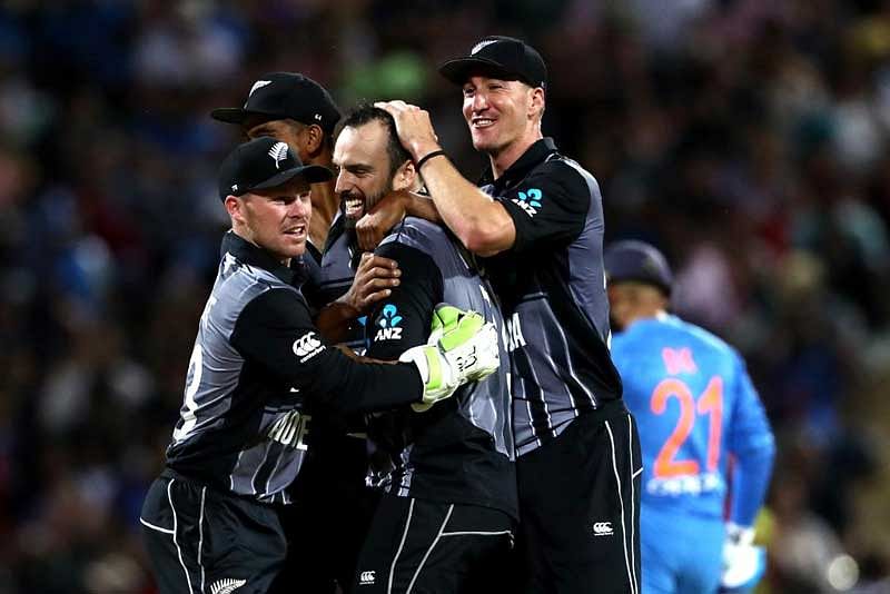 Colin Munro's explosive 72 set New Zealand up for victory with a four-run win over India in a cliff-hanger finish to Sunday's Twenty20 match in Hamilton, handing the hosts a 2-1 series victory.