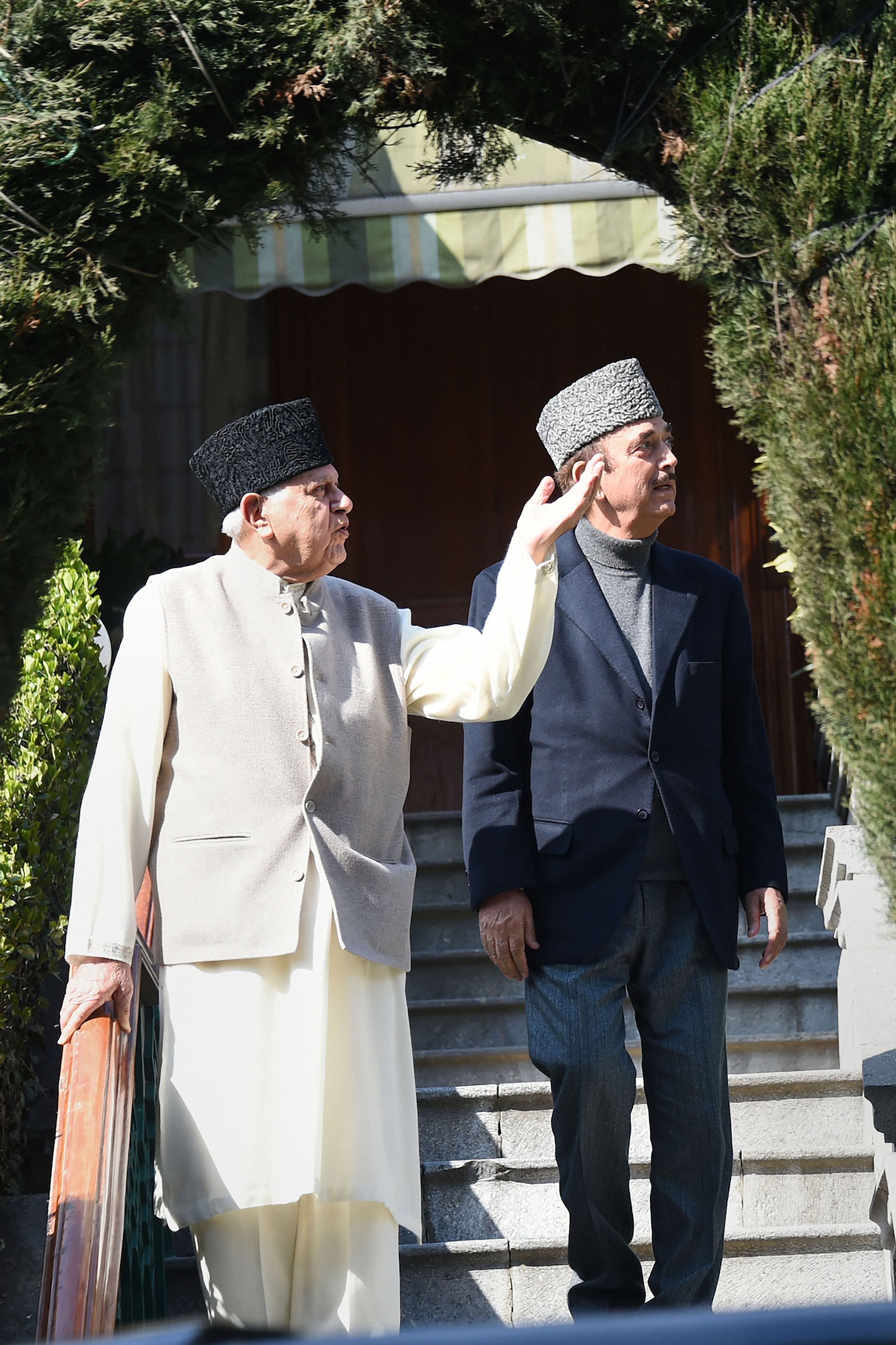 Farooq Abdullah with GN Azad. (Credit: PTI)