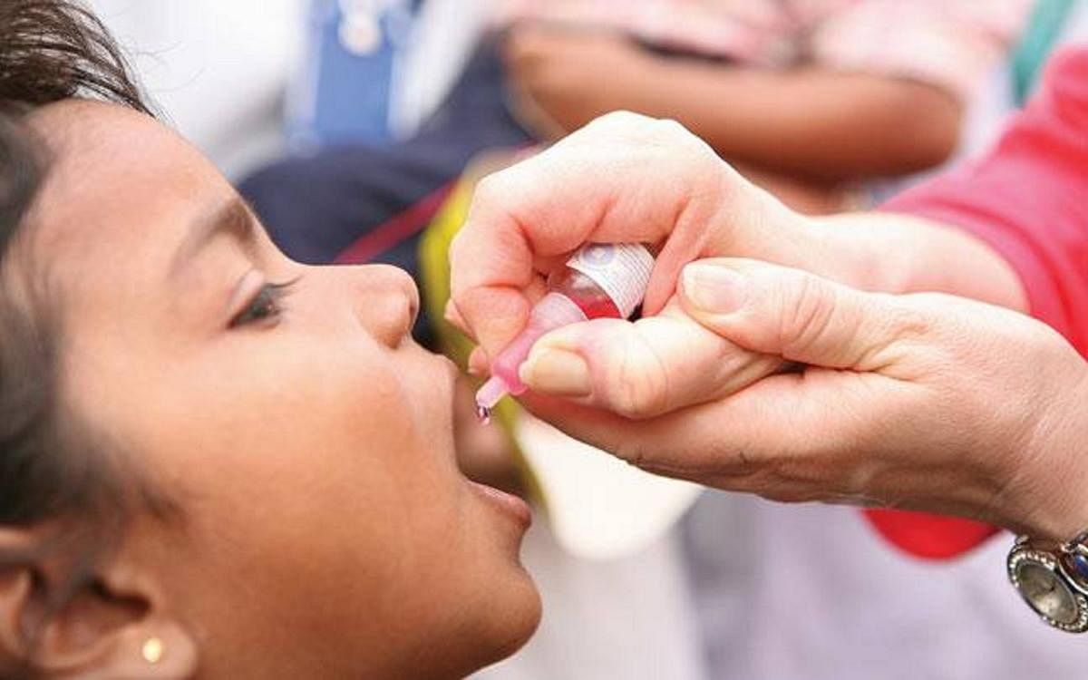 Polio drops given to Child (DH Photo)