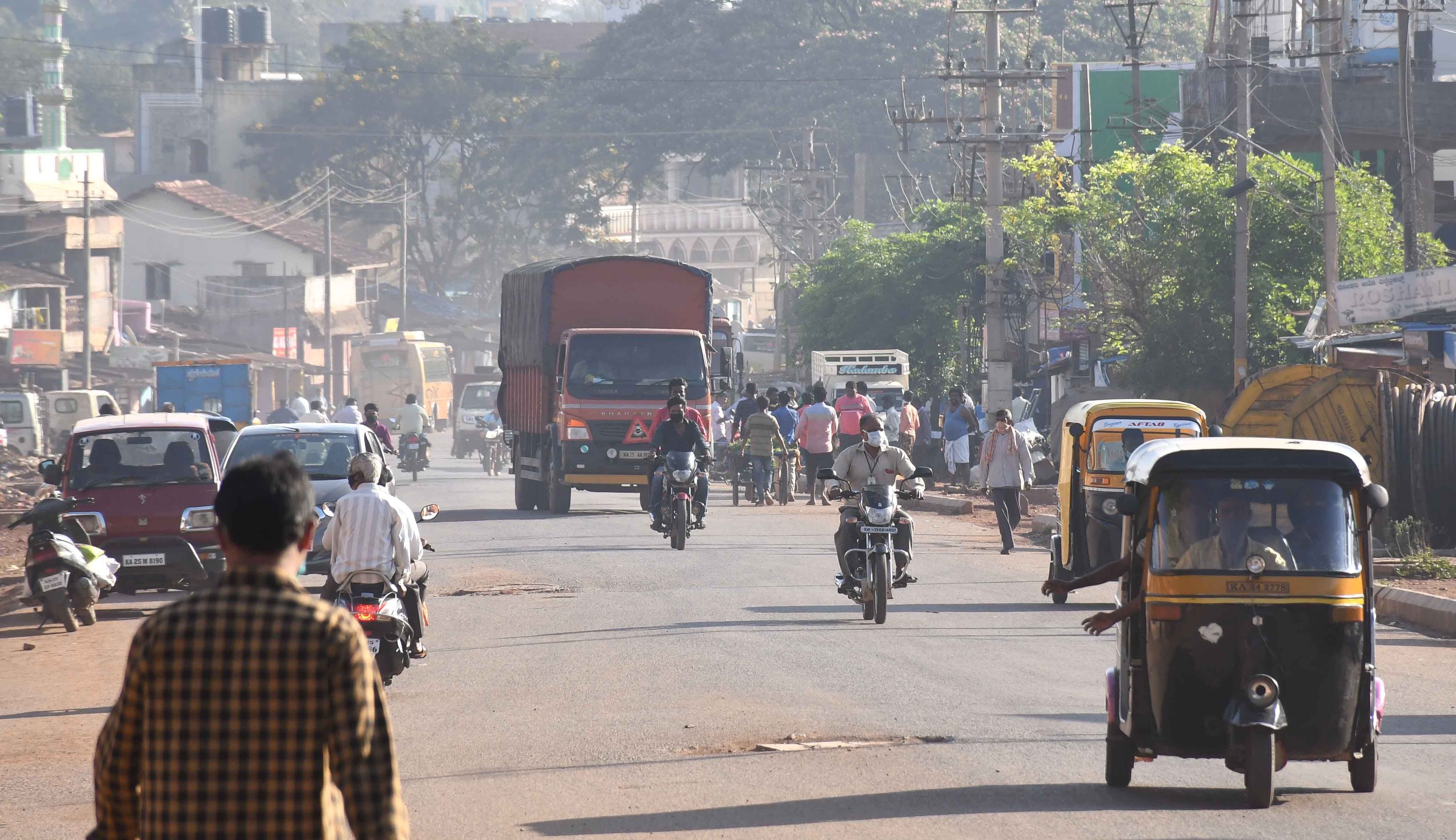 Public and vehicles on Savadatti Road at Shivaji Circle in Dharwad on Saturday. Credit: DH Photo