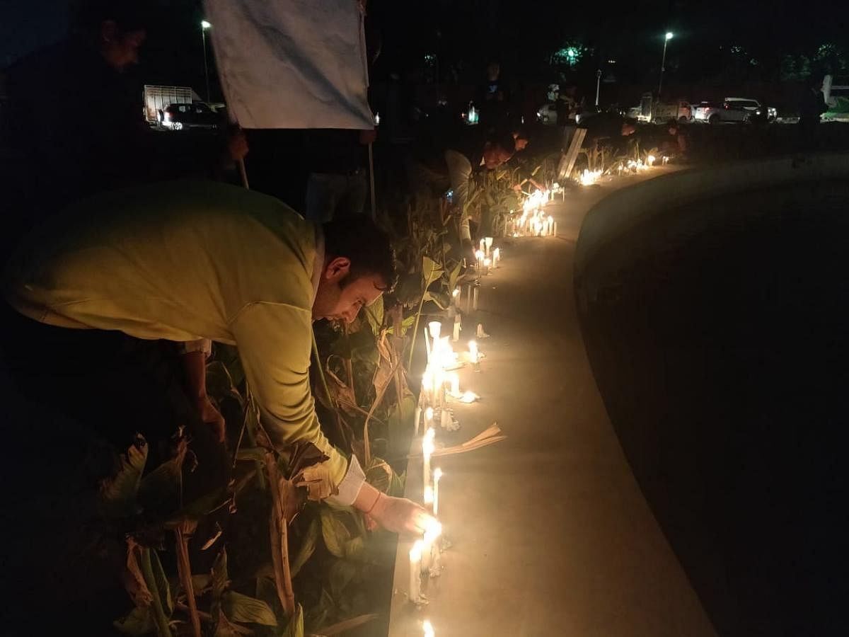 People pay homage to soldiers killed in attack at Pulwama in Jaipur on Friday. (DH Photo)