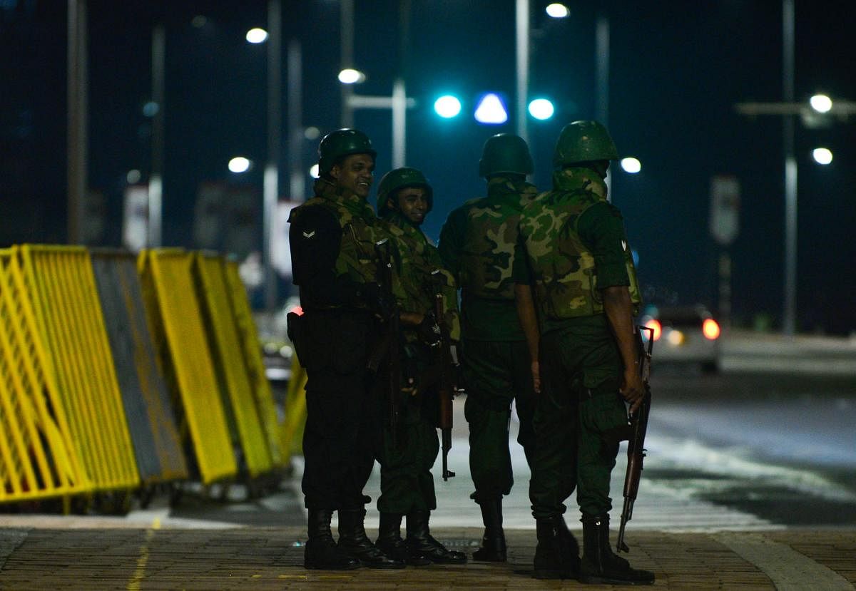 Sri Lankan soldiers patrol outside the Presidential Secretariat after former president Mahinda Rajapakse was sworn in as prime minister in Colombo on October 27, 2018. - Sri Lankan President Sirisena on October 26 sacked his Prime Minister Ranil Wickremesinghe and appointed former president Mahinda Rajapakse as the new premier, the president's office said. (Photo by LAKRUWAN WANNIARACHCHI / AFP)