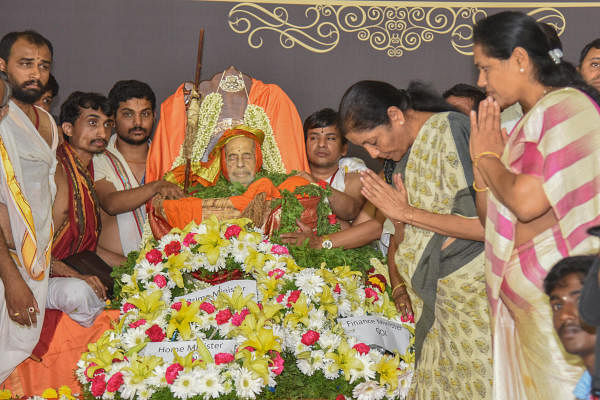 Nirmala Sitharaman, Union Finance Minister pay their last respects to Pejawar Vishwesha Theertha seer on be half of Prime Minister at National College Grounds, Basavanagudi in Bengaluru on Sunday. Photo by S K Dinesh