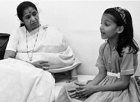 An old photo of Shruti Haasan with Asha Bonsle. (Credit: Instagram)