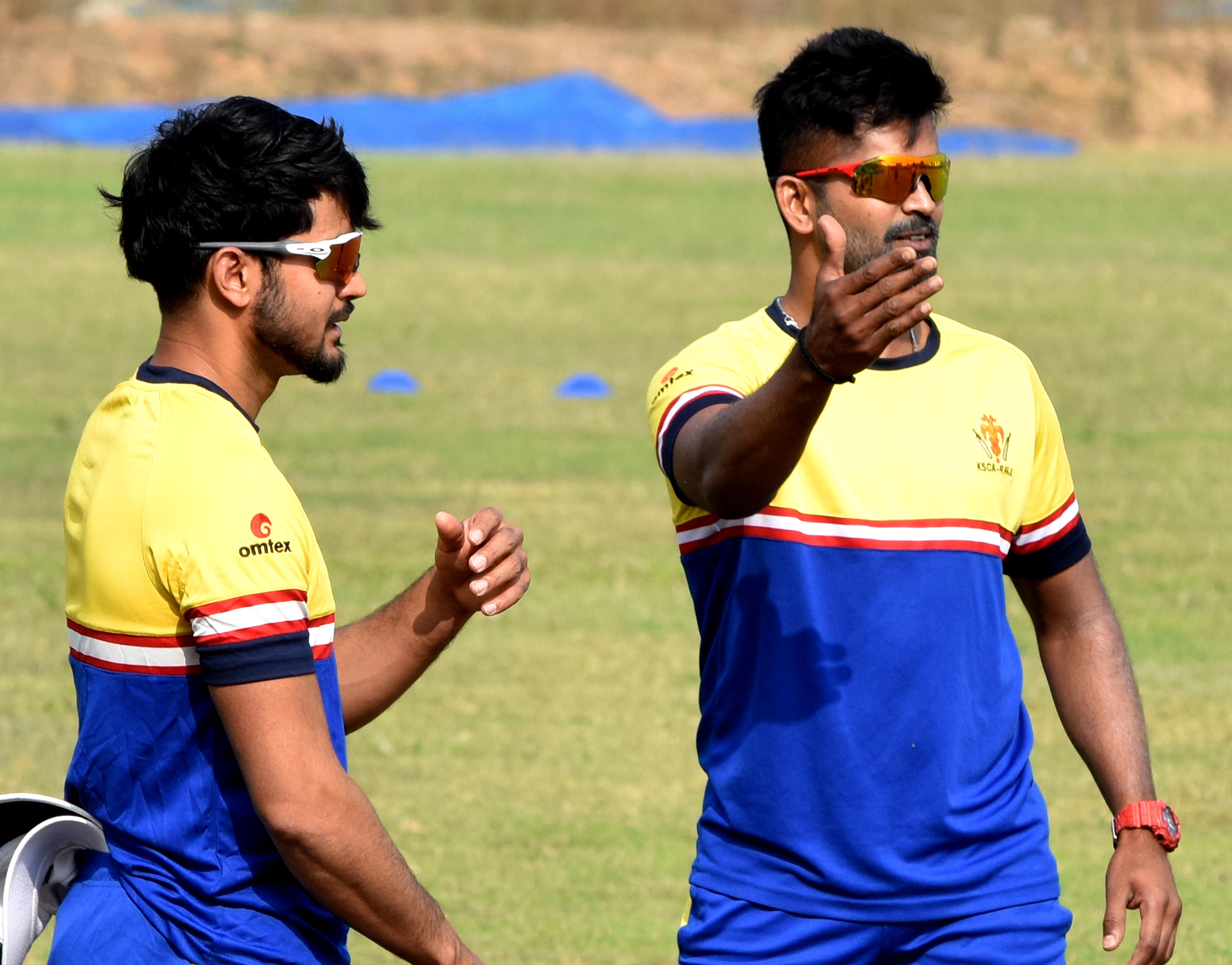 Karnataka skipper R Vinay Kumar (right) and Manish Pandey converse during Friday’s practice session. DH PHOTO/ SK DINESH 
