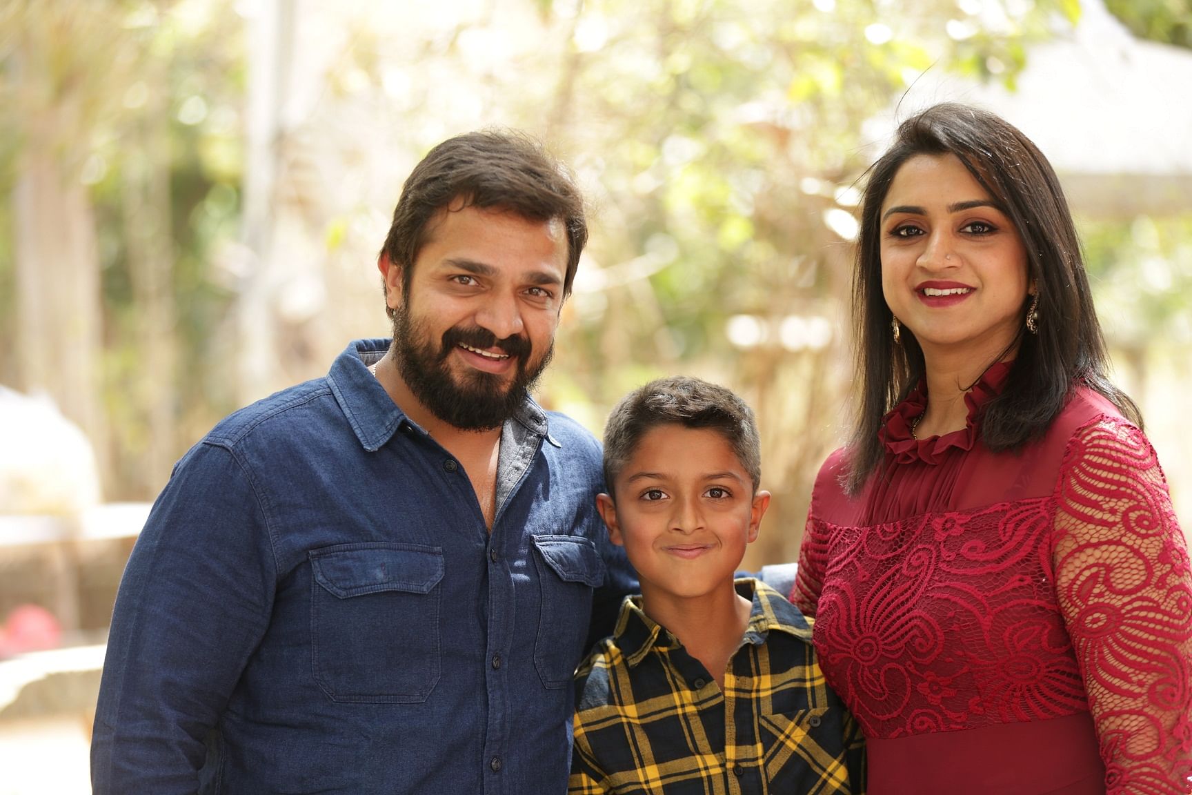 Vijay Raghavendra with son Shourya and wife Spandana.