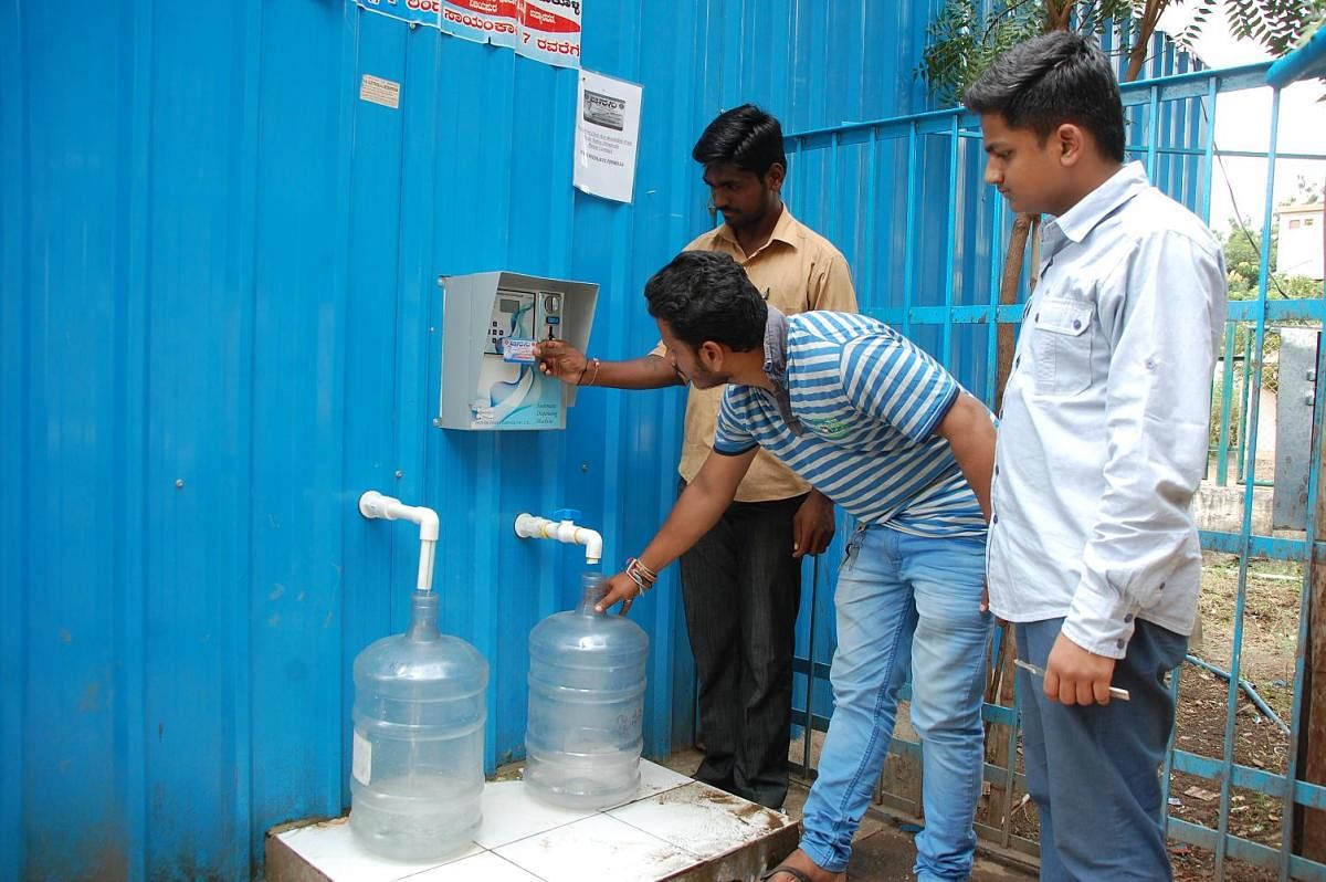 People taking water from water ATM (Photo DH)