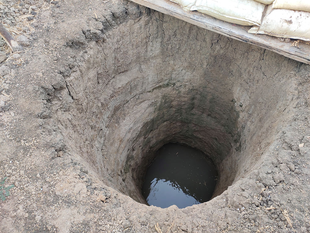 Make-shift private wells at Pandian Oorani (Tank) in Sikkal village in Ramanathapuram district. DH photo by ETB Sivapriyan