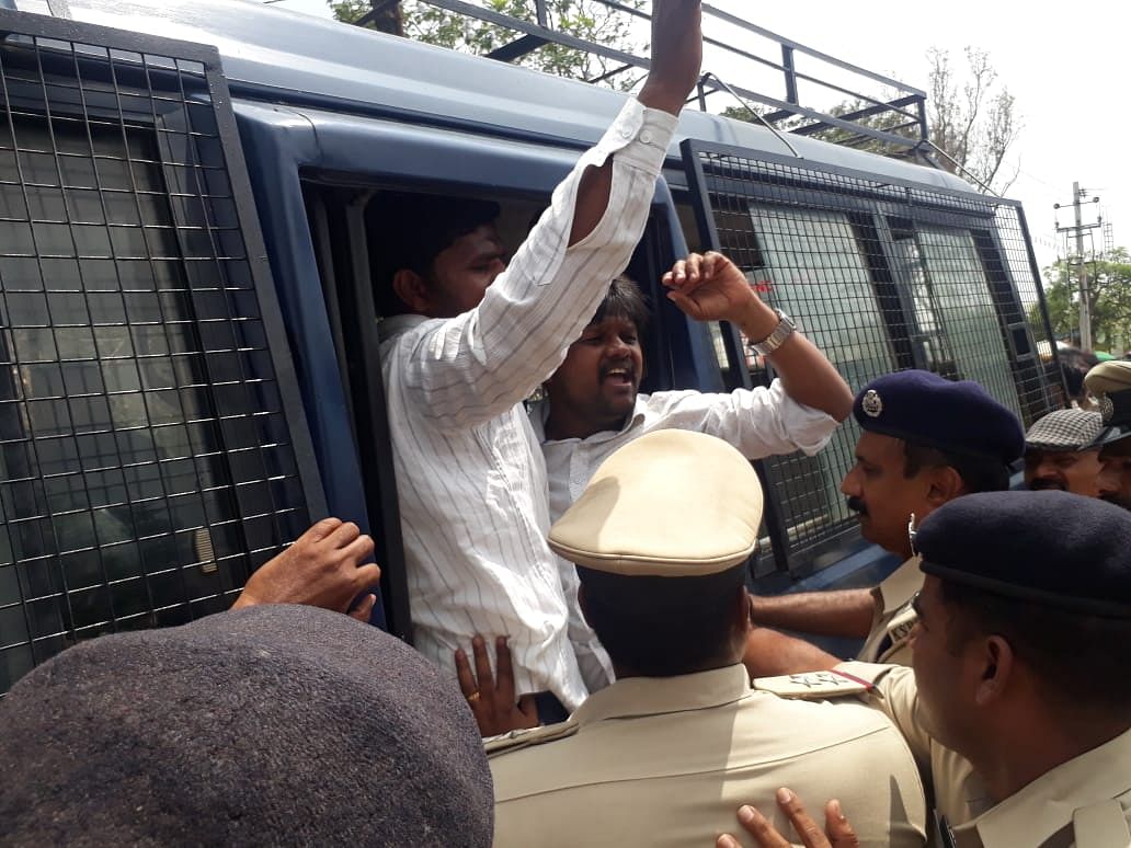 Mysuru police detains 20 for protesting. (DH Photo)