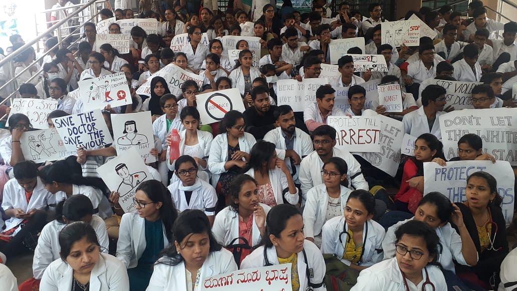 Students protest outside Victoria hospital (Photo DH)
