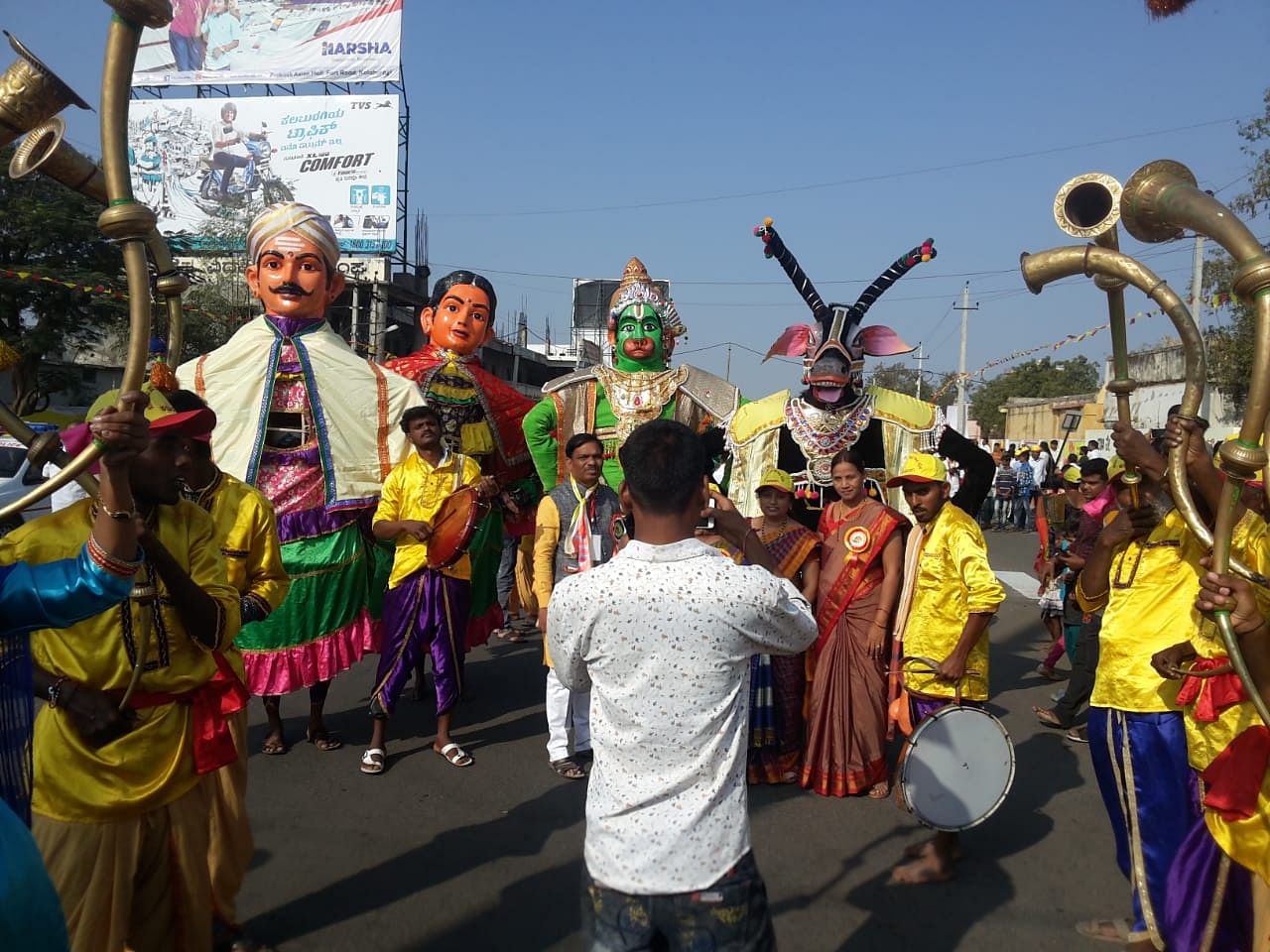 About 60 art troupes from various parts of the state took part in the procession. (DH Photo)