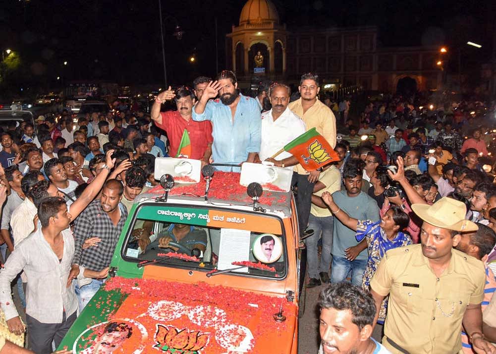 Rocking Star Yash campaigning for BJP candidate SA Ramdas from Krishnaraja Assembly constituency in Mysuru on Wednesday. DH Photo