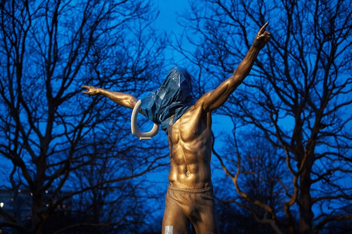 The statue of the Swedish football player Zlatan Ibrahimovic (AFP Photo)