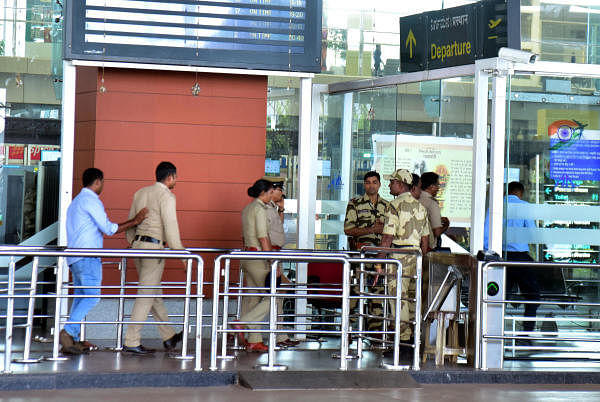 CISF and police personnel at the departure gate of Mangaluru airport (DH Photo)