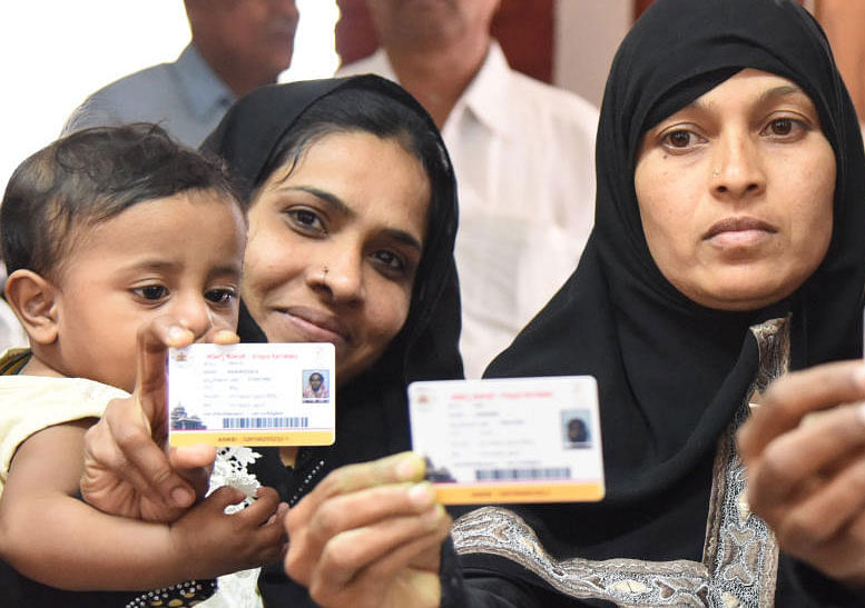 Women display Arogya Karnataka (health card) IDs in 2018. Credit: DH File Photo