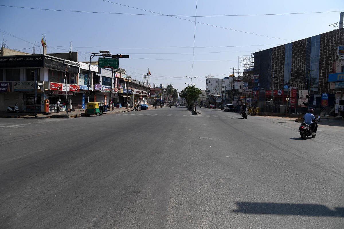 Deserted streets of Bengaluru amid COVID-19 lockdown (DH Photo)