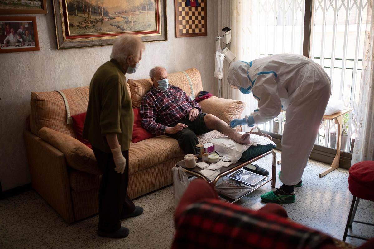 Healthcare worker of primary care centre wearing a protective suit (AFP Photo)