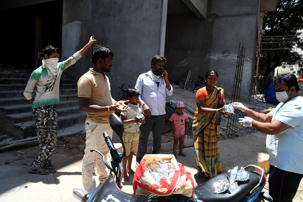 Distribution of free food to a construction workers (DH Photo)