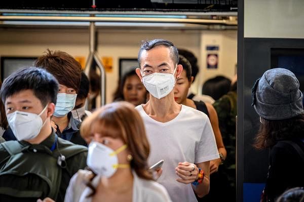 People with face masks ride a BTS Sky train in Bangkok on January 27, 2020. (AFP Photo)