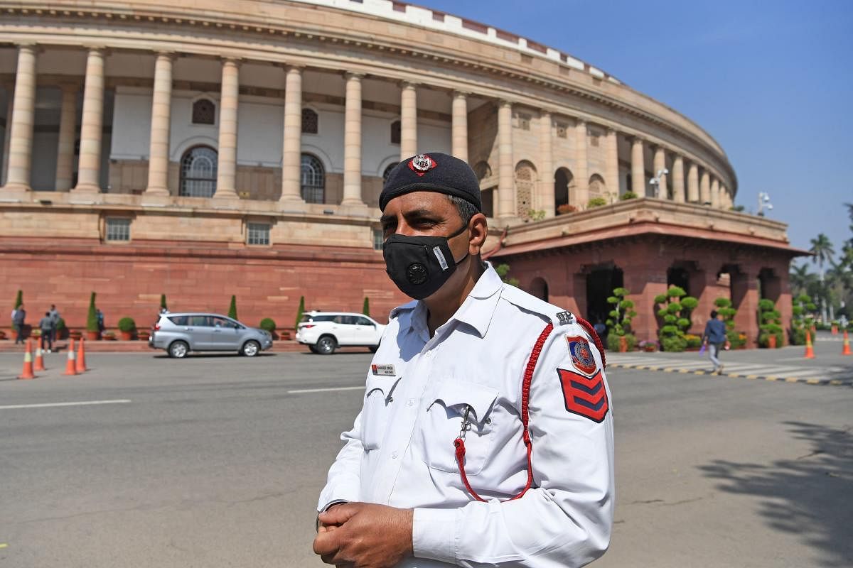 A traffic police personnel wearing a facemask amid concerns over the spread of the COVID-19 novel coronavirus (AFP Photo)