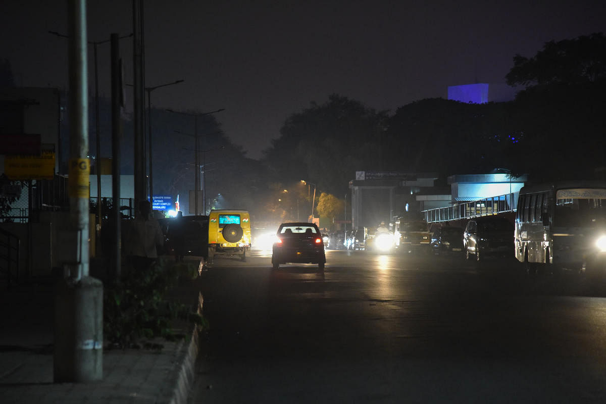 Many streets in the city are in the dark because the installation of LED bulbs has been delayed. DH FILE PHOTO