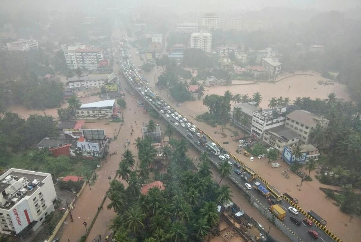 UNDERWATER: Vehicles queued up to a kilometre, following the flood at Kottara Chowkiin Mangaluru on Tuesday.