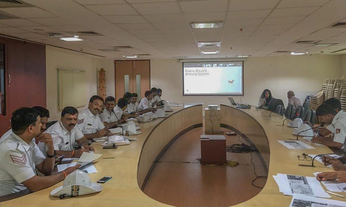 Traffic police officials take part in a workshop on the public bicycle-sharing project on Thursday.