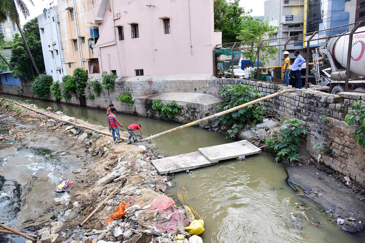 Laborers are work on storm water drain remodelling, at Link Road, Sheshadripura, Bengaluru. DH Photo/ B H Shivakumar