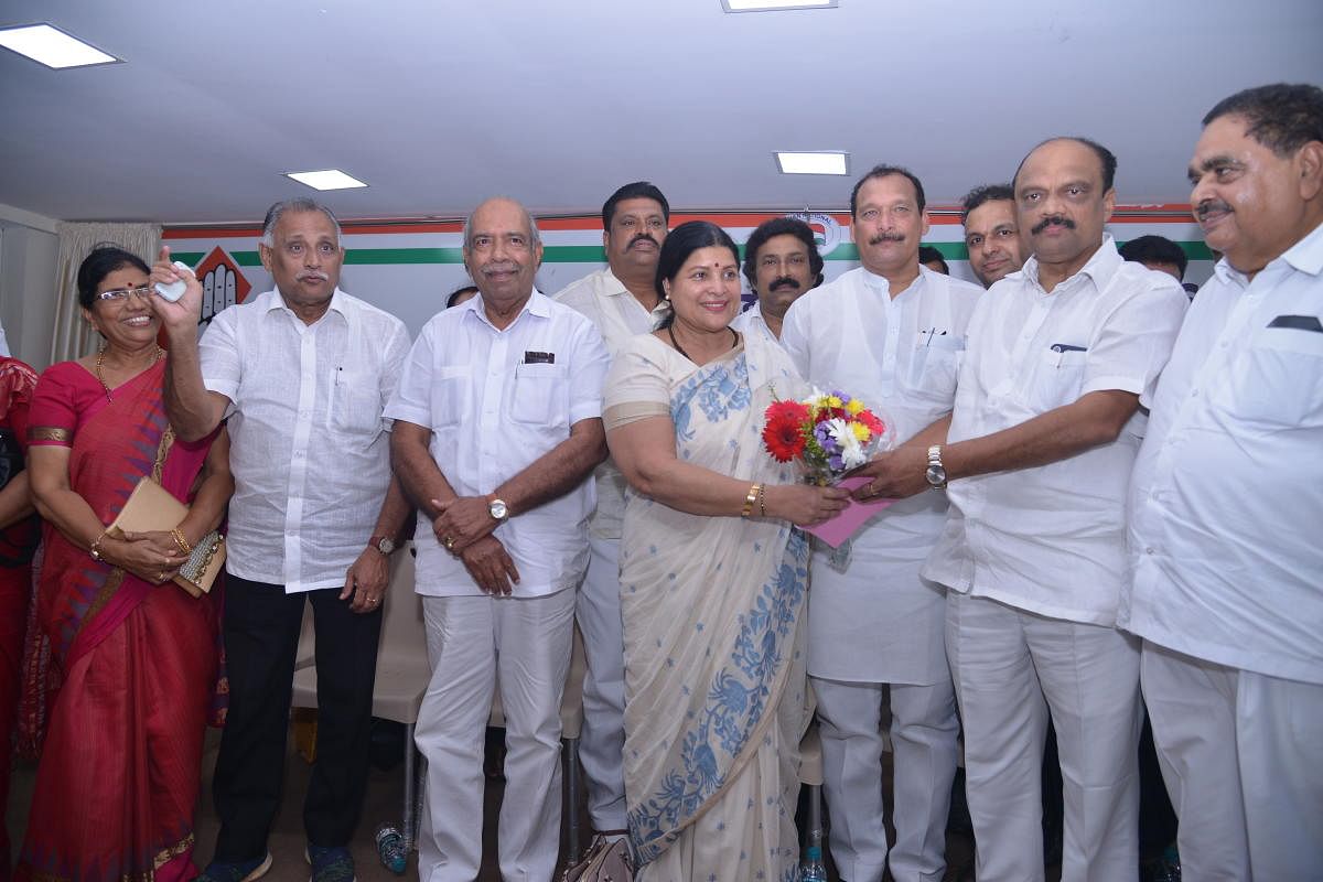 District Congress Committee (DCC) President and MLC Harish Kumar welcomes Minister for Women, Child Development, Kannada and Culture Jayamala during her visit to the DCC office in Mangaluru on Monday. 