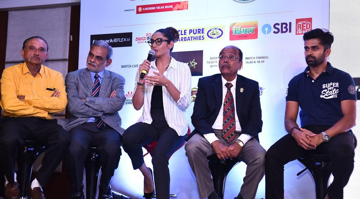 Cine star and KPL brand ambassador Ragini Dwivedi addresses a press conference in Hubballi on Friday. Raghuram Bhat, Santosh Menon, Baba Bhusad and Vinay Kumar look on.