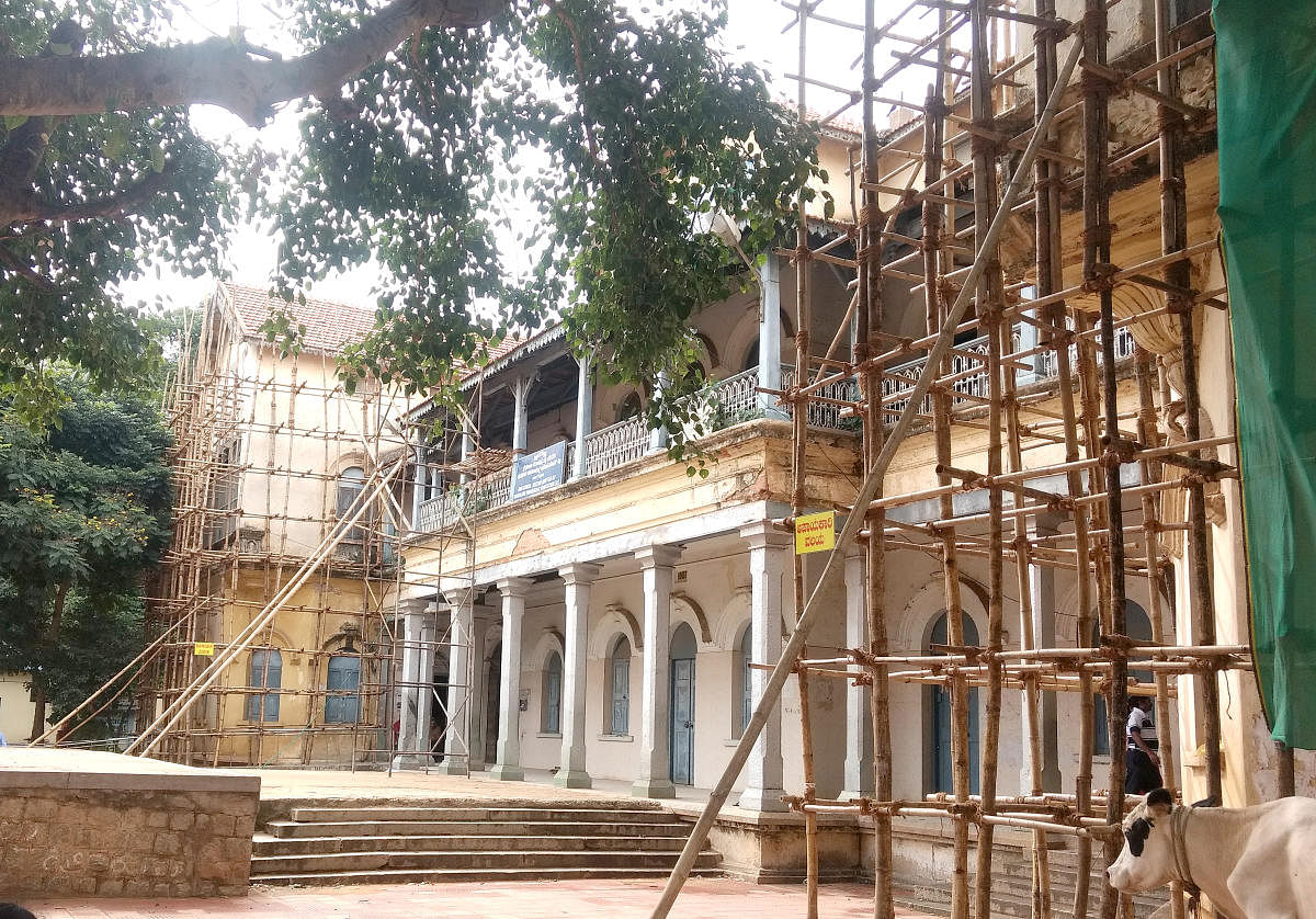 The Indian National Trust for Art and Cultural Heritage (Intach) is working to restore the heritage structure of Fort High School in Bengaluru. DH PHOTO 