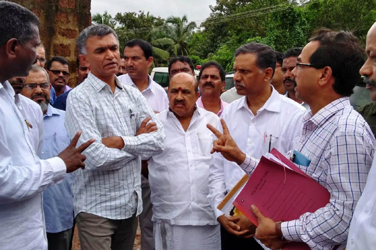 Rural Development and Panchayat Raj (RDPR) Minister Krishna Byregowda interacts with officials after visiting the Liquid and Solid Resource Management (SLRM) unit at Vandse in Udupi on Monday.