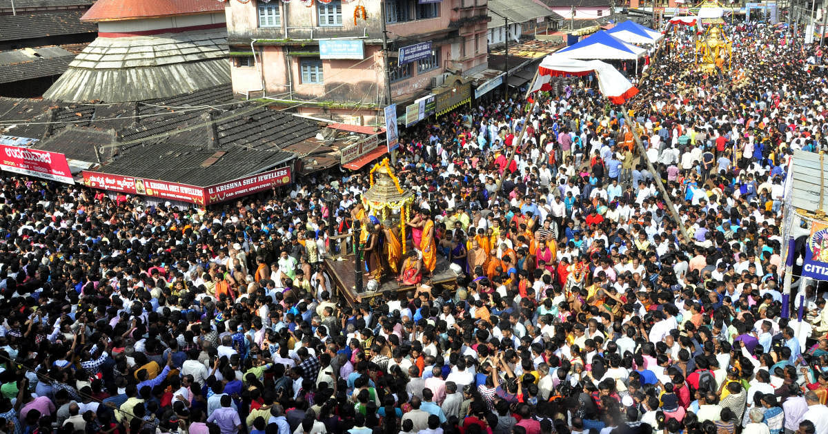 A large number of devotees take part in Vittal Pindi utsav in Car Street in Udupi on Monday.