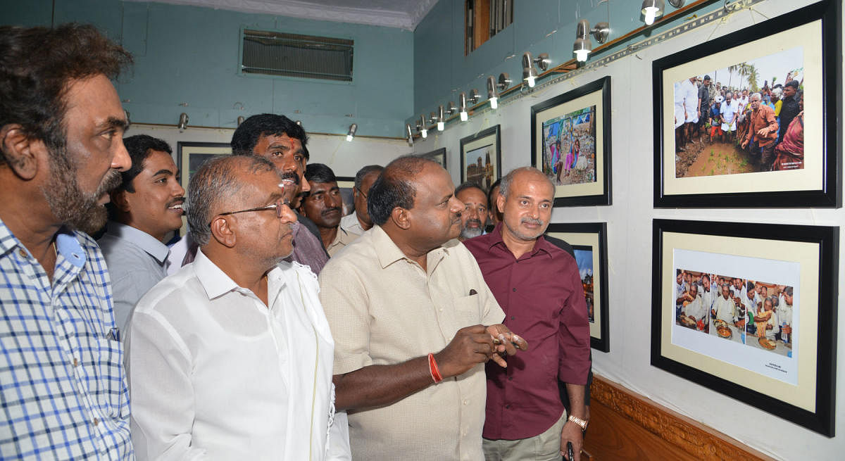 Chief Minister H D Kumaraswamy inaugurated a photo exhibition, organised by Mysuru city photojournalists, Suchitra Gallery, on Kalamandira premises, in Mysuru, on Tuesday. Ministers G T Devegowda and Sa Ra Mahesh and ex-mayors M J Ravi Kumar and R Lingapp